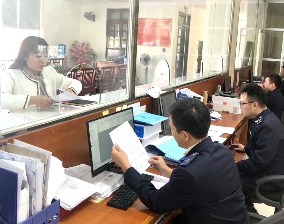 Cán bộ công chức hải quan Tuyên Quang hướng dẫn doanh nghiệp thực hiện thủ tục hải quan. Ảnh: Tạp chí Tài chính
