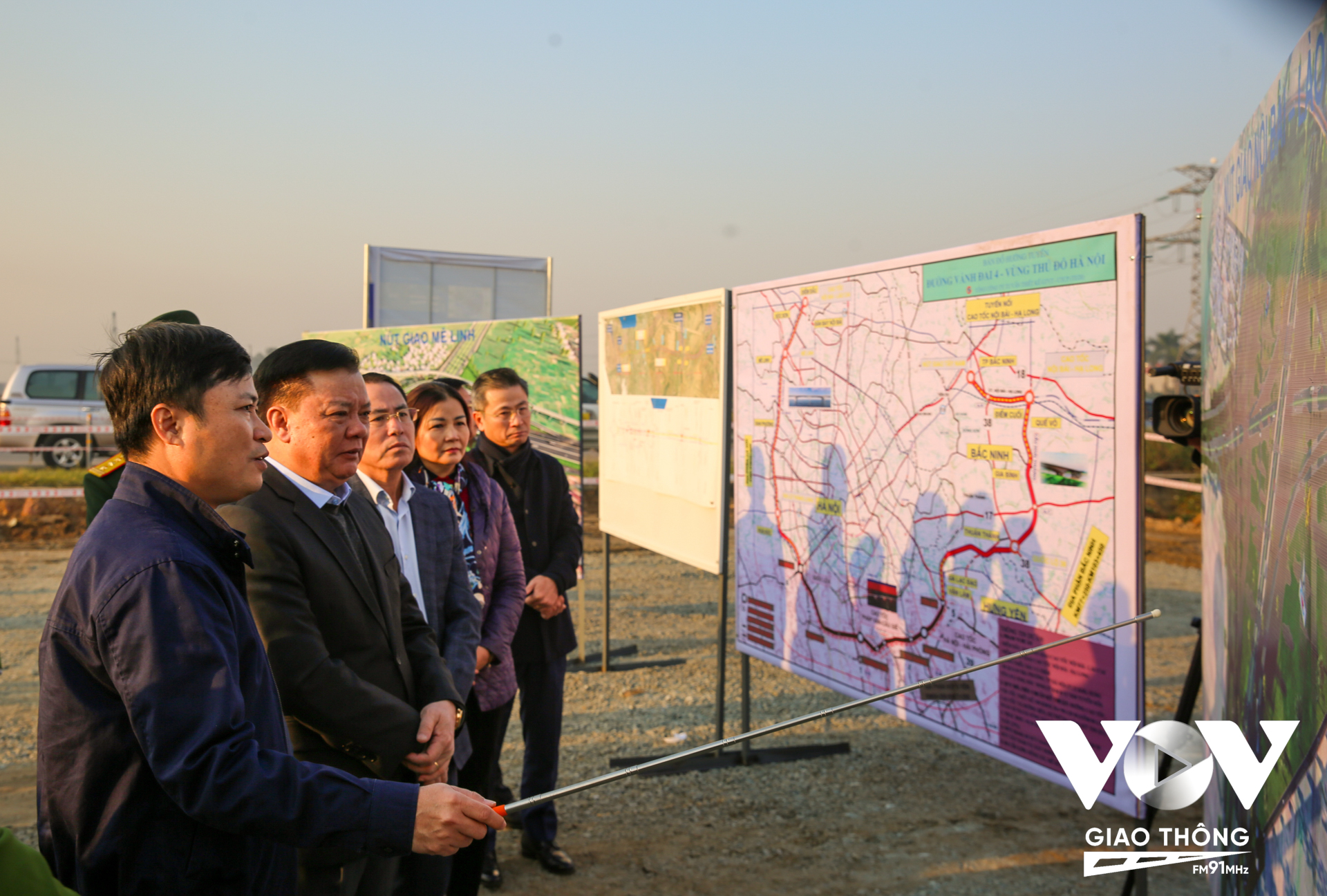 Bí thư Thành ủy Hà Nội cũng đánh giá cao tiến độ công tác giải phóng mặt bằng ở các địa phương và kết quả tháo gỡ khó khăn về nguồn đất, cát phục vụ dự án…