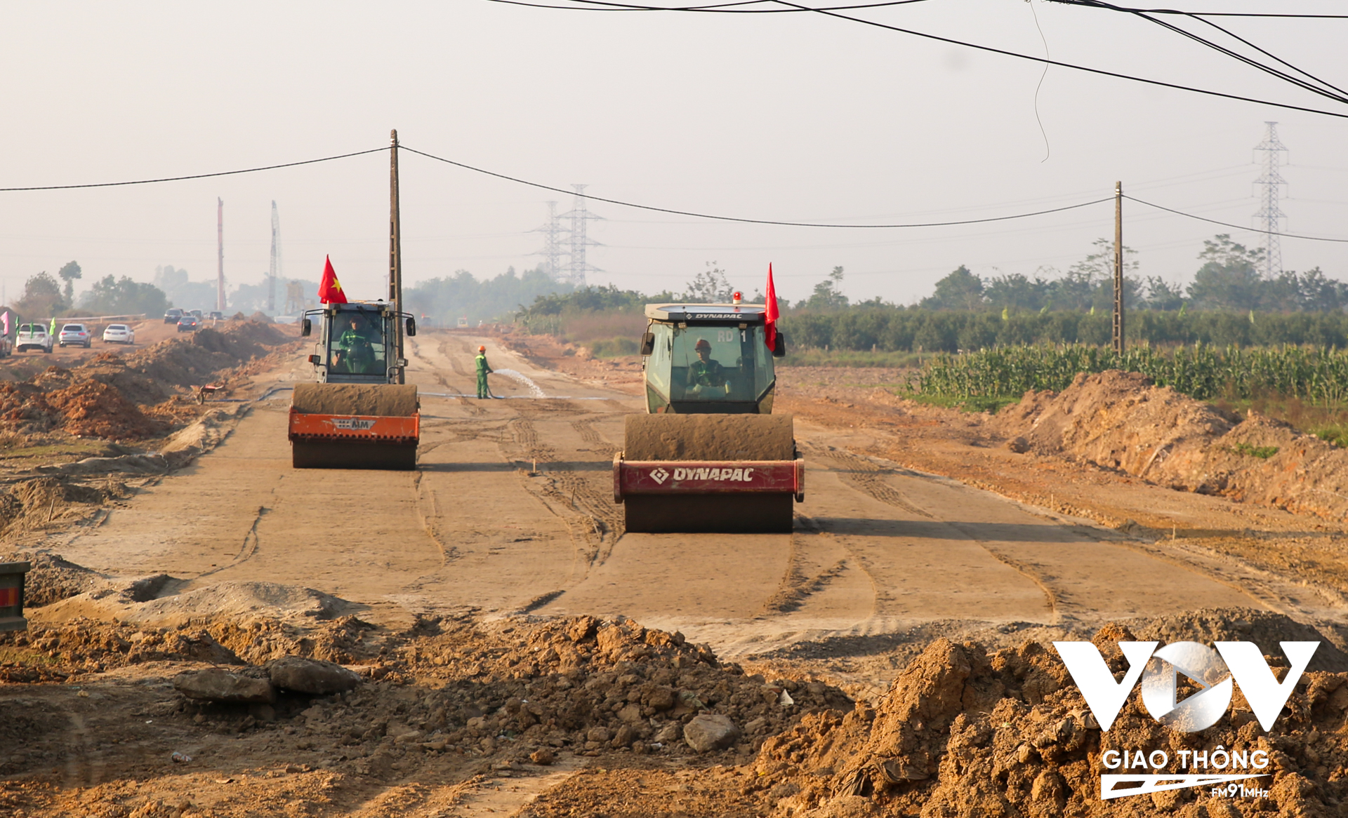Riêng nguồn vật liệu đăng ký khai thác theo cơ chế đặc thù, mỏ cát Chu Phan đã được UBND thành phố Hà Nội chấp thuận hồ sơ đăng ký của nhà thầu với trữ lượng khai thác 0,744 triệu m3. (Ảnh: Kiểm tra thực địa tại huyện Mê Linh - Vị trí giao với đường Ngô Miễn, Km2+960)