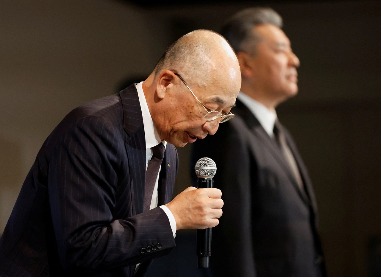 Ông Soichiro Okudaira, chủ tịch Daihatsu cúi đầu xin lỗi tại họp báo ở Tokyo, ngày 20/12 - Ảnh: REUTERS