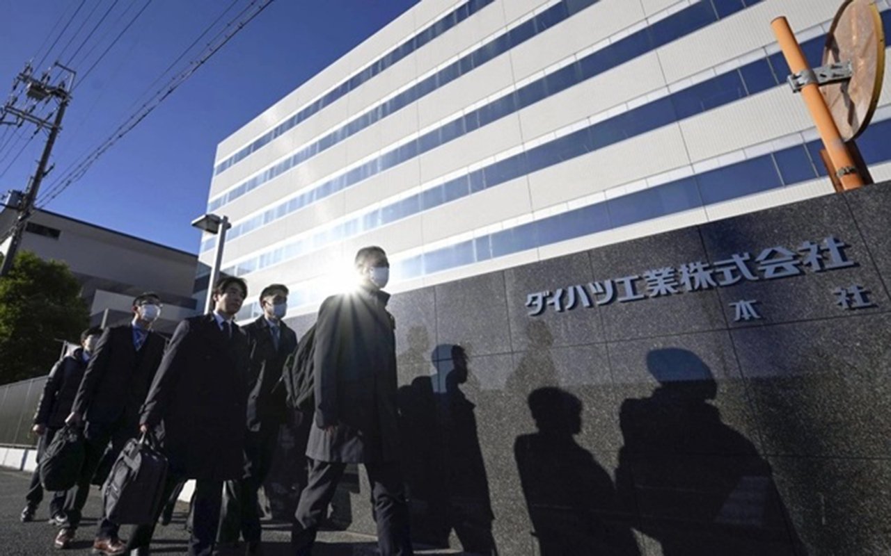 Các quan chức Nhật Bản kiểm tra trụ sở chính của Daihatsu ở tỉnh Osaka, ngày 21/12 - Ảnh: Kyodo