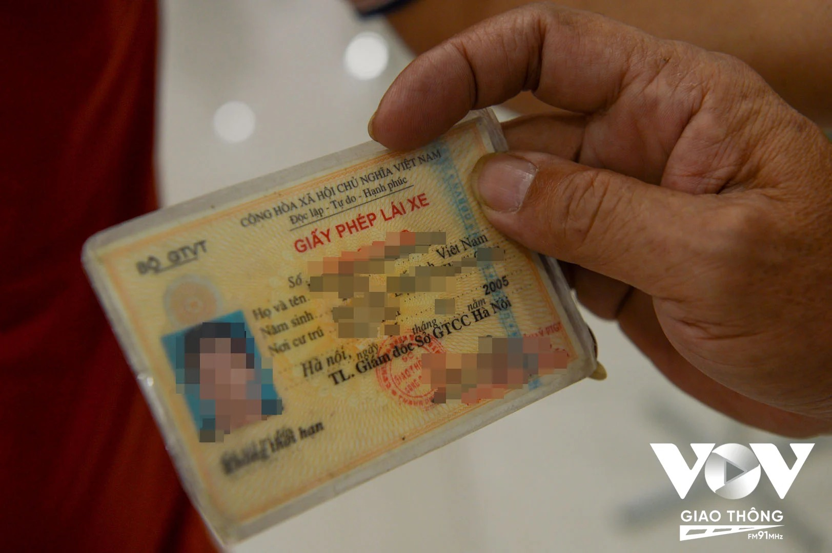 Đại diện lãnh đạo Cục Đường bộ Việt Nam cho biết, hiện đơn vị chưa bắt buộc người dân đổi giấy phép lái xe dạng bìa cứng sang sạng PET.