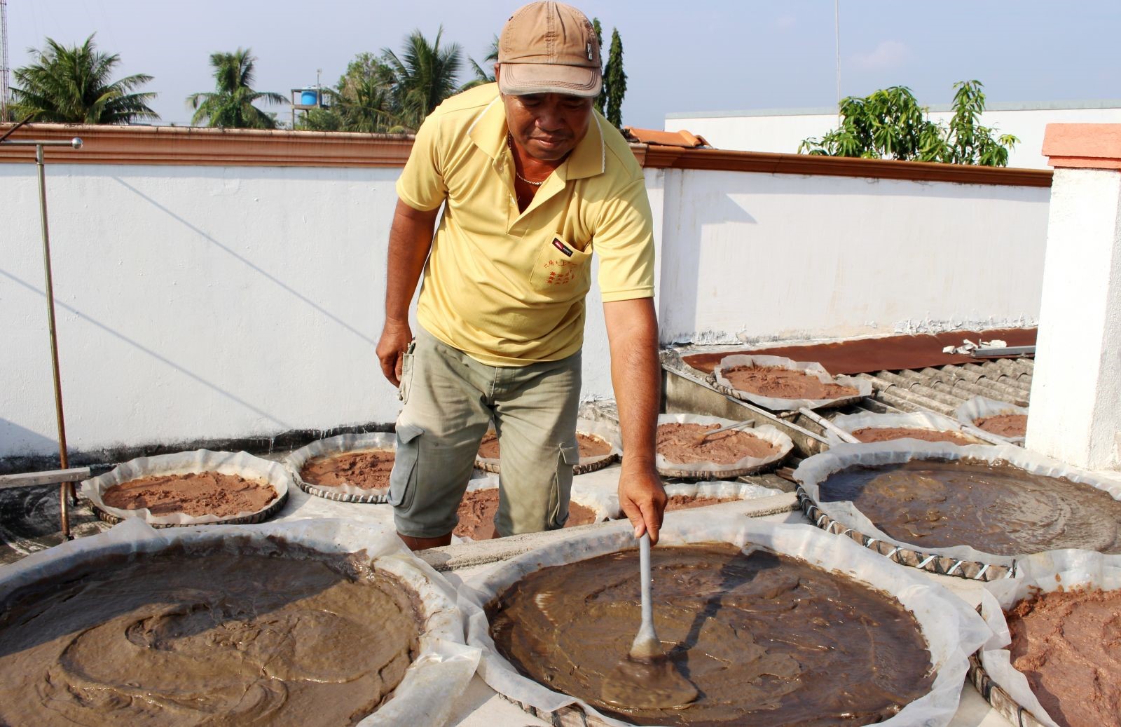 Sản xuất mắm còng - Ảnh baovinhlong