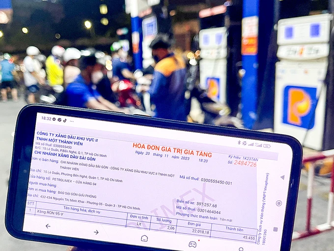 Xuất hóa đơn điện tử cho khách hàng ngày 20-11 tại trạm xăng Petrolimex Petrol trên đường Nguyễn Văn Cừ (quận 5, TPHCM). Ảnh: SGGP