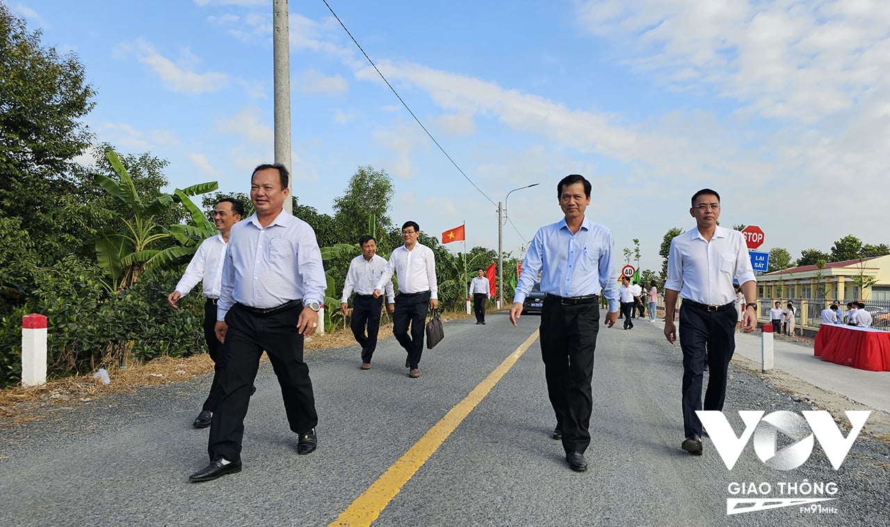 Lãnh đạo tỉnh và huyện Châu Thành đi trên con đường vừa hoàn thành đưa vào sử dụng
