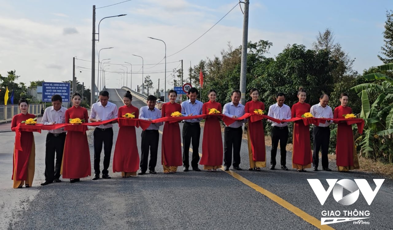 Các đại biểu cắt băng thông xe đường ô tô về trung tâm xã Phú Hữu và đường ô tô về trung tâm xã Phú Tân