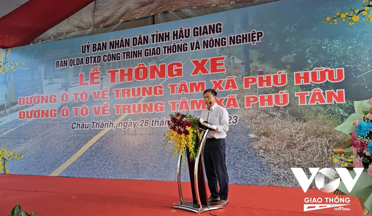 Ông Đỗ Minh Đức, Phó Giám đốc Ban Quản lý dự án (QLDA) đầu tư xây dựng công trình Giao thông và Nông nghiệp tỉnh phát biểu tại buổi lễ thông xe.