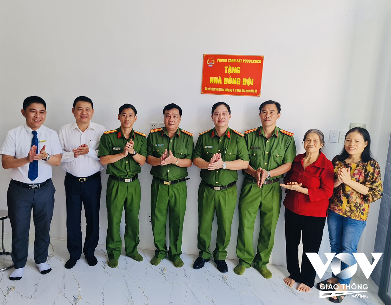 Lãnh đạo Phòng PC07 và các đơn vị trong buổi lễ bàn giao “Nhà đồng đội” cho thiếu tá Nguyễn Hữu Đạo