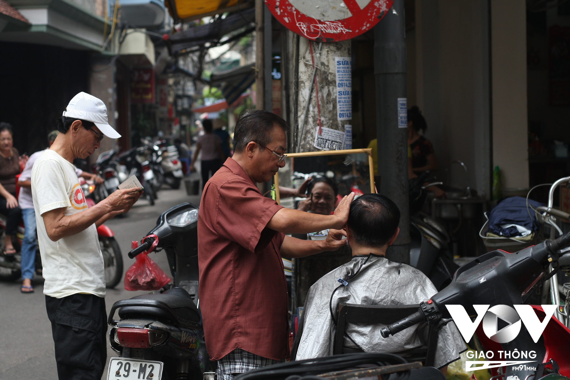 Những người thợ cắt tóc trên phố luôn có lượng khách hàng quen, trung thành qua nhiều năm tháng