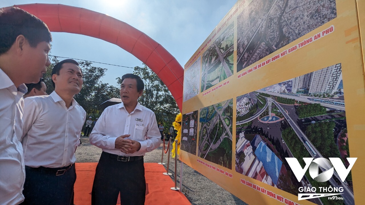 Ông Lương Minh Phúc - Giám đốc Ban Giao thông báo cáo về tình hình triển khai 5 dự án trọng điểm với lãnh đạo UBND Tp, Sở GTVT Tp