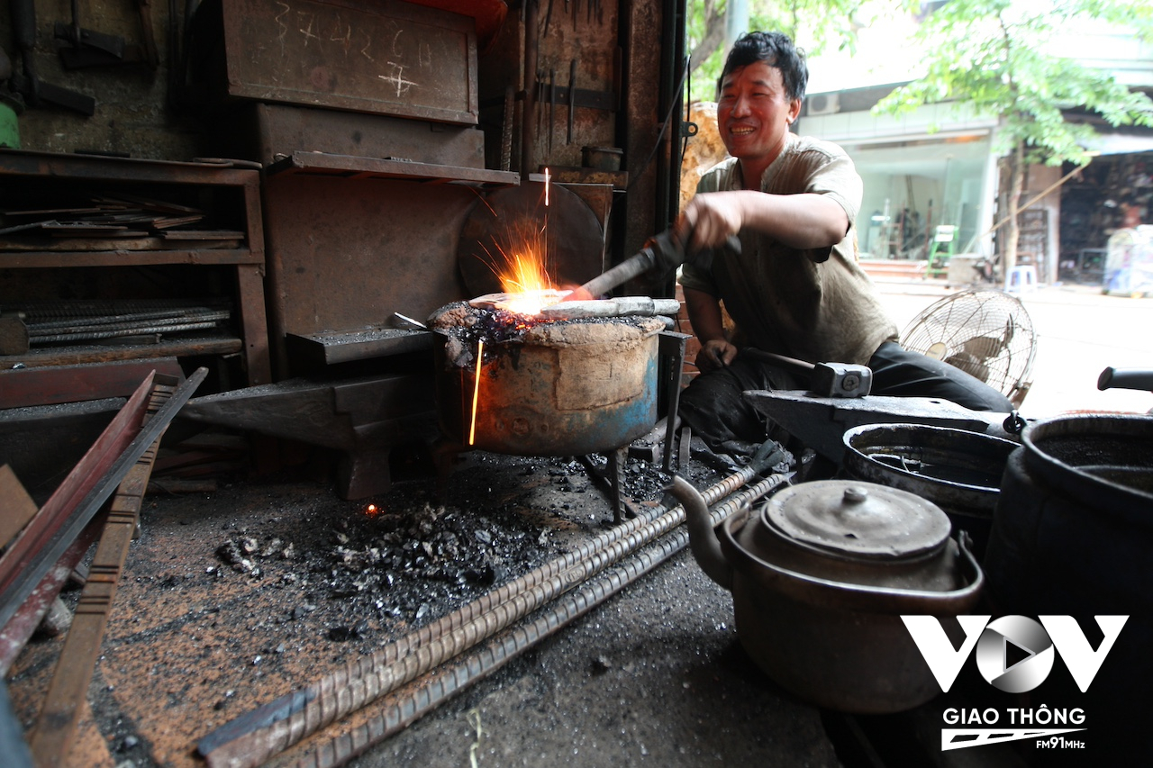Nguyễn Phương Hùng, sinh ra trong 1 gia đình có 3 đời làm thợ rèn trên phố Lò Rèn