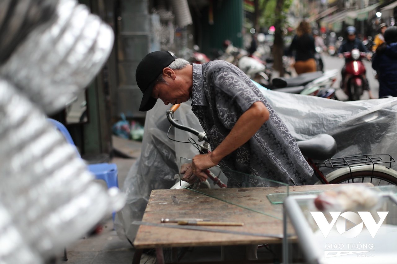 Họ chủ yếu làm nghề thủ công gia truyền trên các phố nghề - Một người thợ già trên phố Hàng Thiếc
