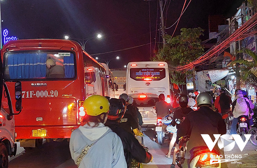 21 giờ mà lượng xe vẫn còn ùn ứ trên đường Nguyễn Thị Thập hướng từ Tiền GIang qua Bến Tre
