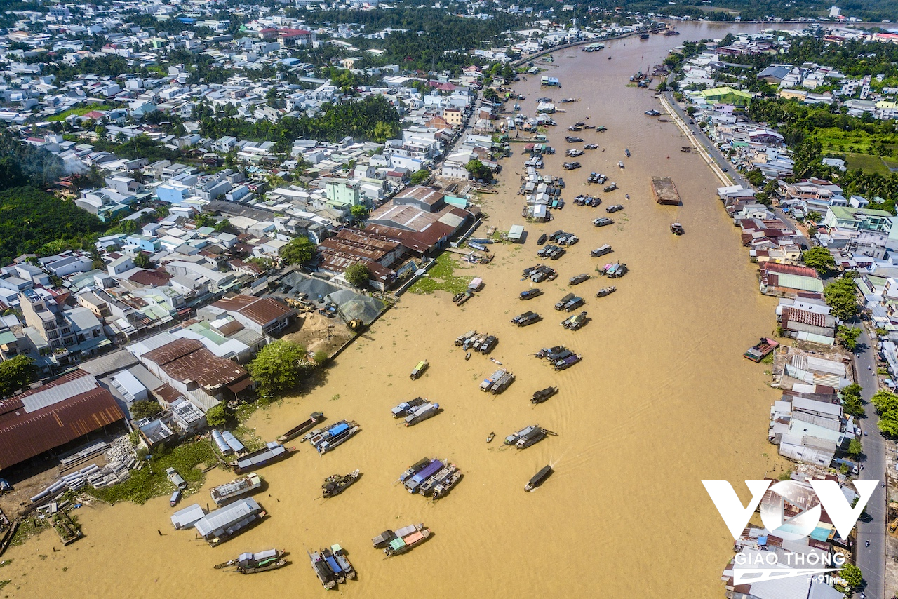 Chợ nổi Cái Răng - biểu tượng du lịch sông nước của thành phố Cần Thơ, là sản phẩm đóng góp tăng trưởng cho ngành du lịch nhiều năm qua.