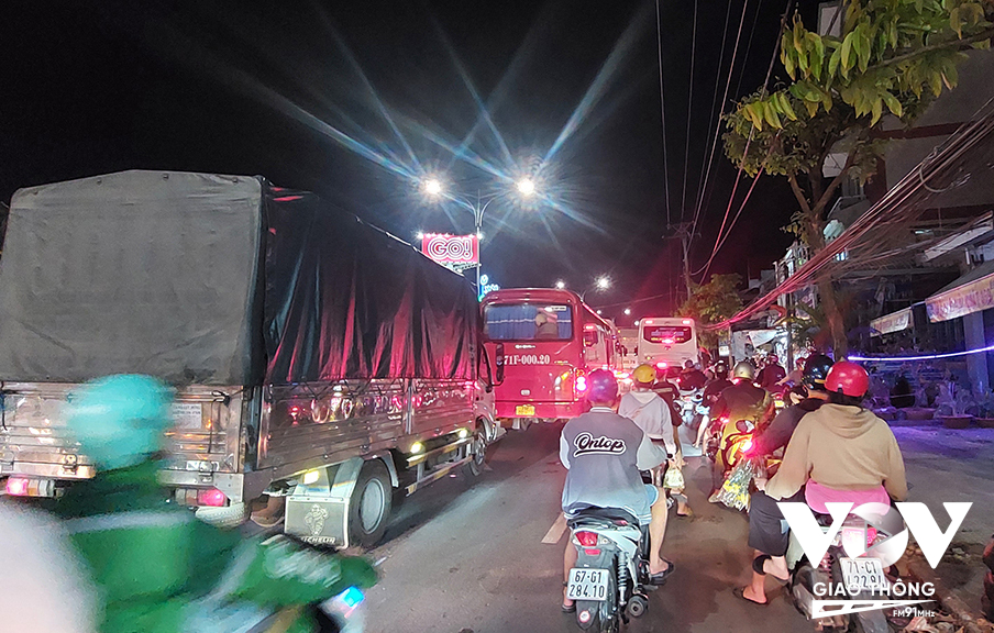 Kẹt xe trên đường Nguyễn Thị Thập (QL60) hướng từ Tiền Giang qua Bến Tre, đoạn gần giao lộ Nguyễn Thị Thập – Nguyễn Công Bình