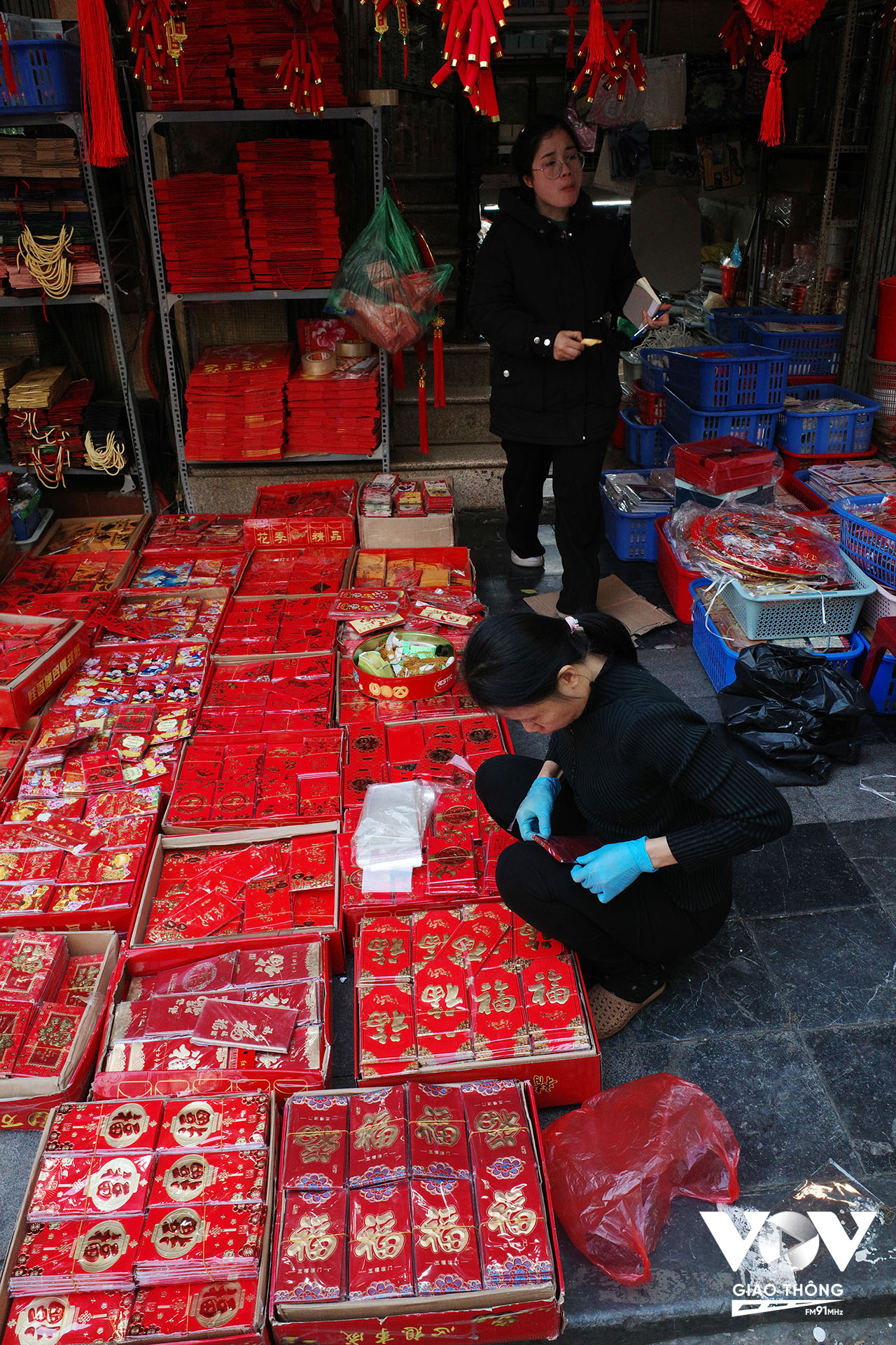 Những cửa hàng trên phố Hàng Mã đã bắt đầu rục rịch chuẩn bị bày bán phong bao lì xì cho dịp Tết Nguyên đán