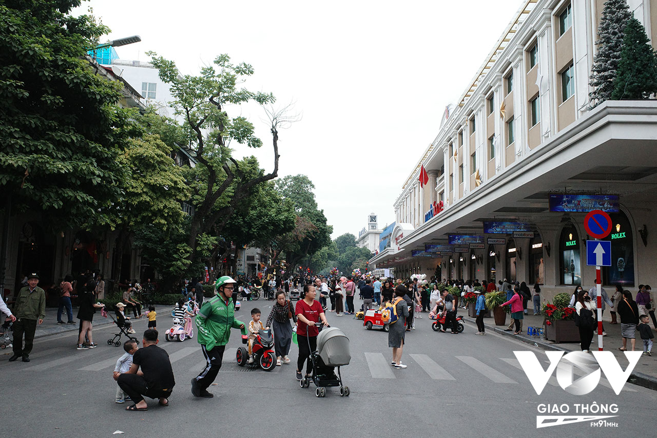Tuyến phố đi bộ quanh Hồ Hoàn Kiếm ngày hôm nay đông chật người đến vui chơi và tham gia lễ đếm ngược Chào năm mới