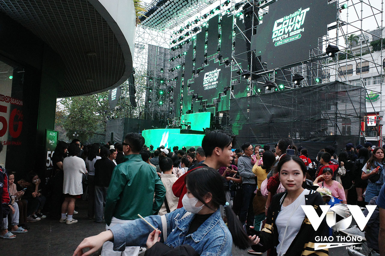 Sân khấu tổ chức sự kiện đếm ngược chào năm mới tại Quảng trường Đông Kinh Nghĩa Thục thu hút hàng ngàn người tới tham gia ngay từ buổi chiều