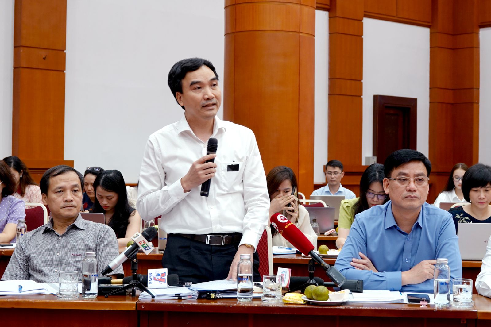 Ông Phạm Văn Bình (áo trắng), Phó Cục trưởng Cục Quản lý giá (Bộ Tài chính)
