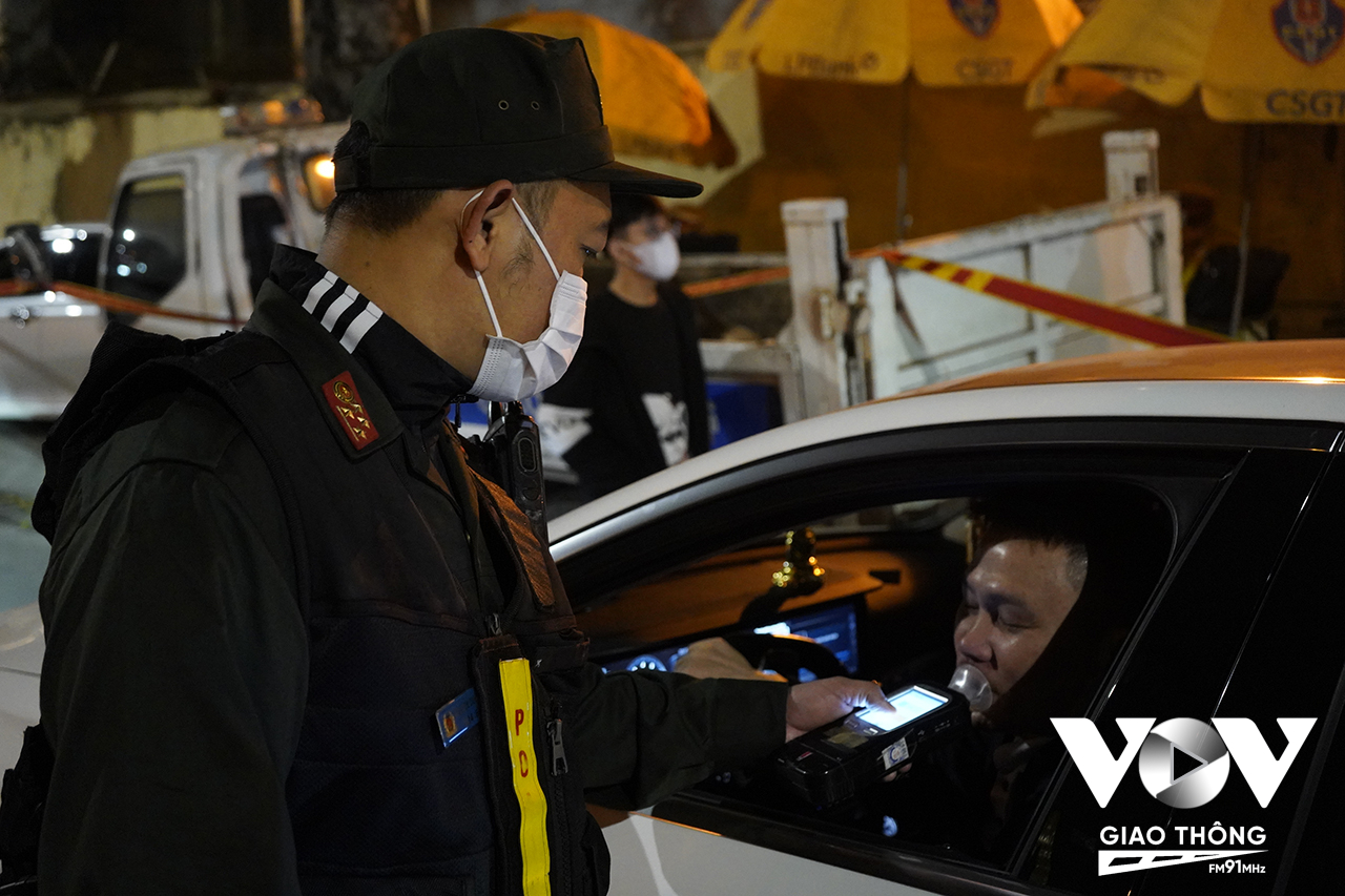 Ngoài kiểm tra các trường hợp xe máy, lực lượng CSGT cũng liên tục kiểm tra nồng độ cồn của các tài xế ô tô. Trong đêm 31/12, mặc dù kiểm tra hàng trăm xe nhưng không phát hiện được trường hợp vi phạm nồng độ cồn.