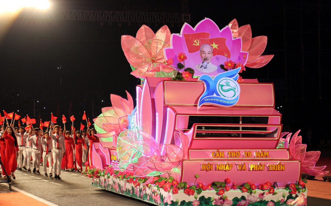 Diễu hành diễu hành xe hoa chào mừng 20 năm thành lập thành phố cần thơ trực thuộc Trung ương