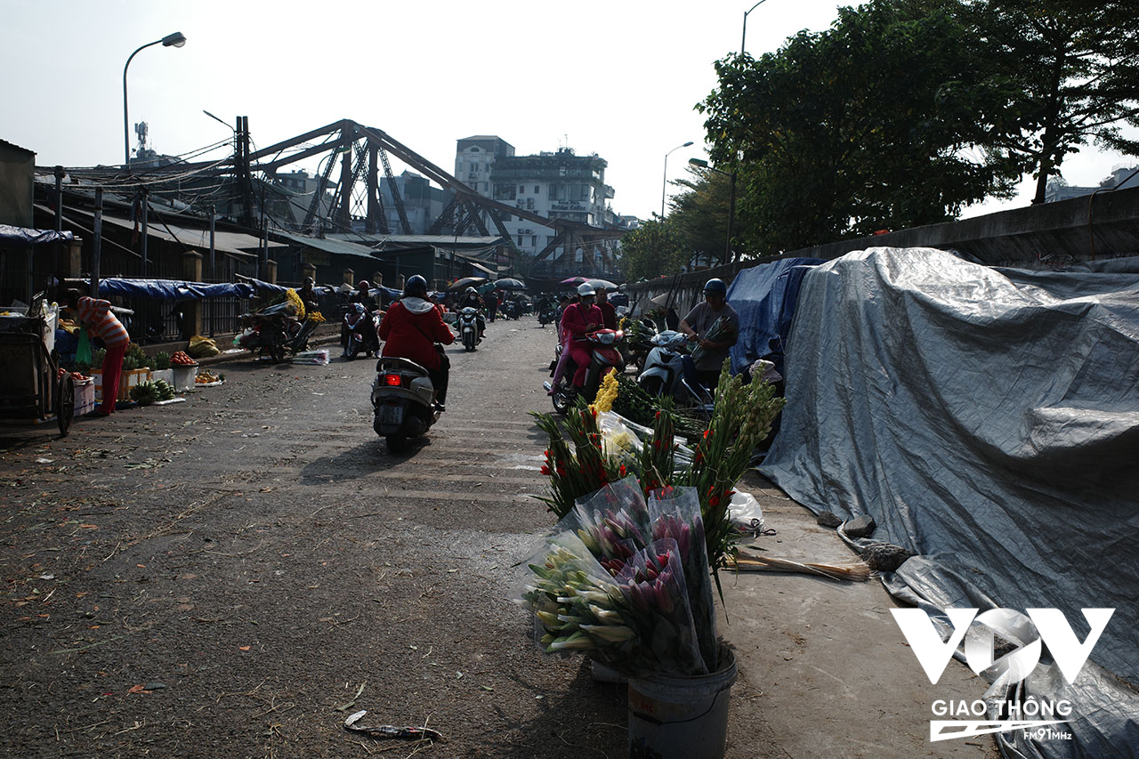 Chợ đầu mối Long Biên - một trong những khu chợ lớn nhất ở Thủ đô vẫn hoạt động bình thường trong ngày đầu năm mới