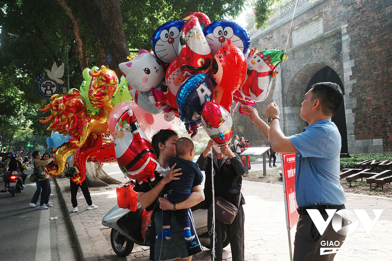 Một gia đình đi chơi trên phố Phan Đình Phùng trong ngày đầu năm mới