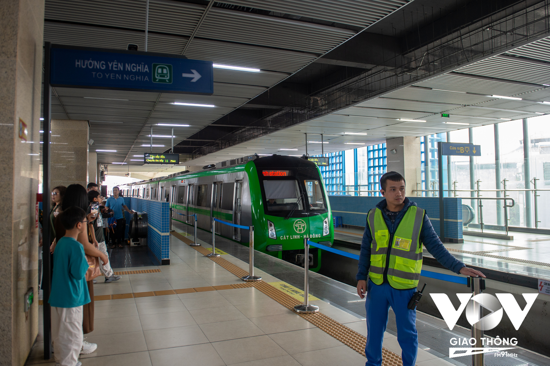 Trung tâm Quản lý giao thông công cộng thành phố Hà Nội dự báo, trong dịp Tết Dương lịch 2024 nhu cầu tăng cao hơn so với ngày thường khoảng 25-30%. Xe buýt và đường sắt đô thị Cát Linh - Hà Đông sẽ hoạt động xuyên dịp Tết Dương lịch 2024 để phục vụ nhu cầu đi lại của người dân.