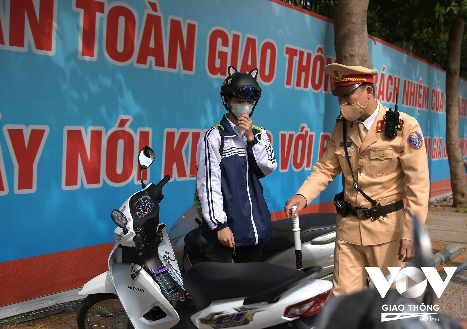 Tổ công tác phát hiện N.V.K (16 tuổi, đang học tại trường THPT trên địa bàn quận Long Biên) điều khiển xe trên 50 phân khối. K cho biết, do nhà gần nên hàng ngày bố mẹ đã cho tự đi học bằng xe máy.