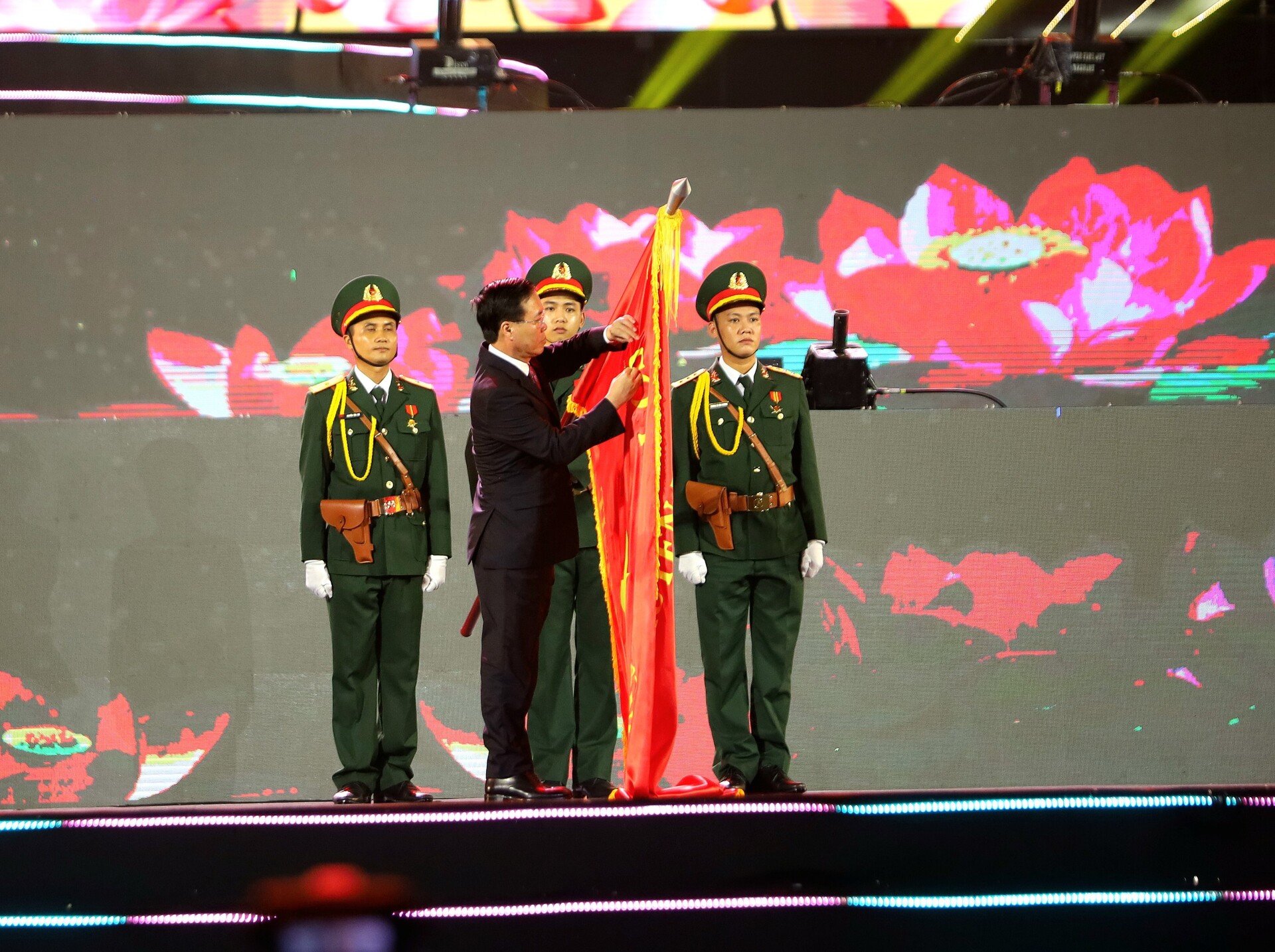 Chủ tịch nước Võ Văn Thưởng trao Huân chương Lao động hạng Nhất cho Ðảng bộ, Chính quyền và Nhân dân tỉnh Hậu Giang