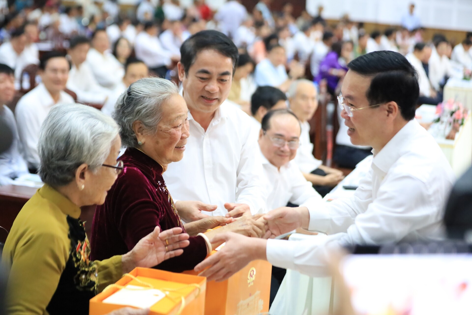 Chủ tịch nước tặng quà cho bà con Hậu Giang tại Lễ bàn giao 1.400 căn nhà Đại đoàn kết