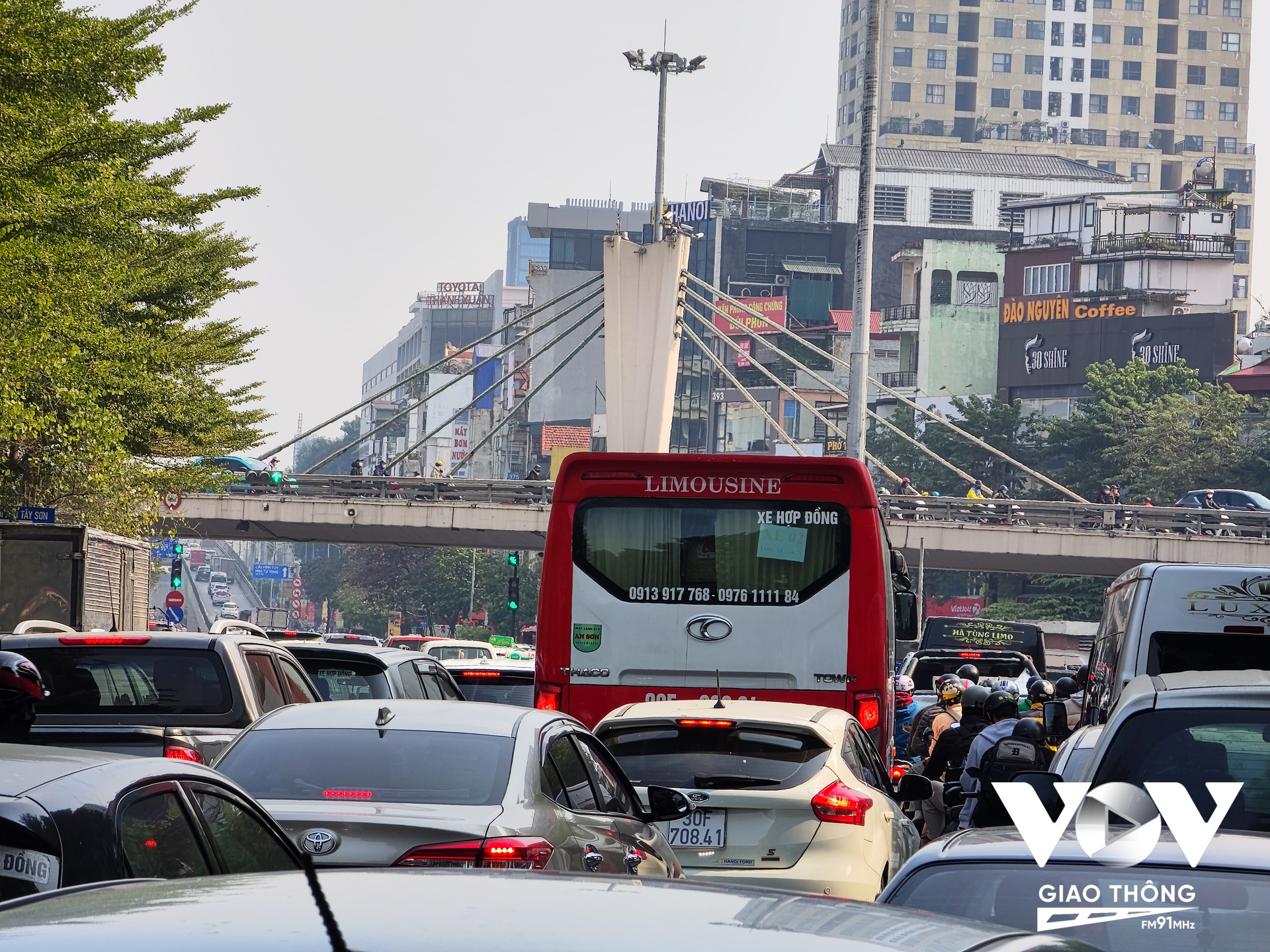 Đây đã là lần thứ 5 trong 2 năm qua, Hà Nội loay hoay tổ chức lại giao thông ở Ngã Tư Sở, áp dụng cả công nghê, nhưng... vẫn lo. Phải chăng giải pháp cốt lõi là quy hoạch đô thị ngay từ đầu.