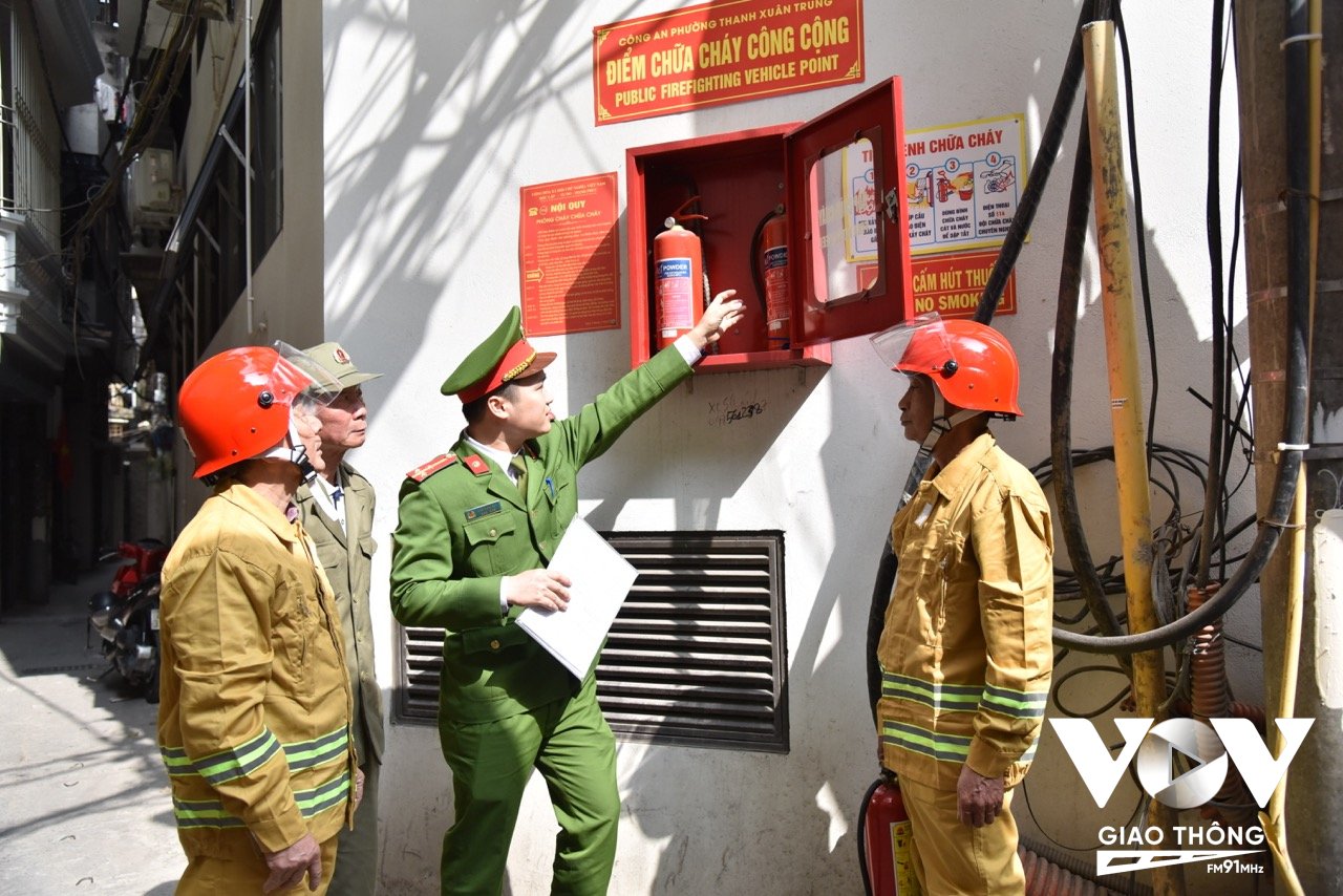 Lực lượng Cảnh sát PCCC&CNCH Công an quận Thanh Xuân tuyên truyền đảm bảo an toàn PCCC trên địa bàn phường Thanh Xuân Trung
