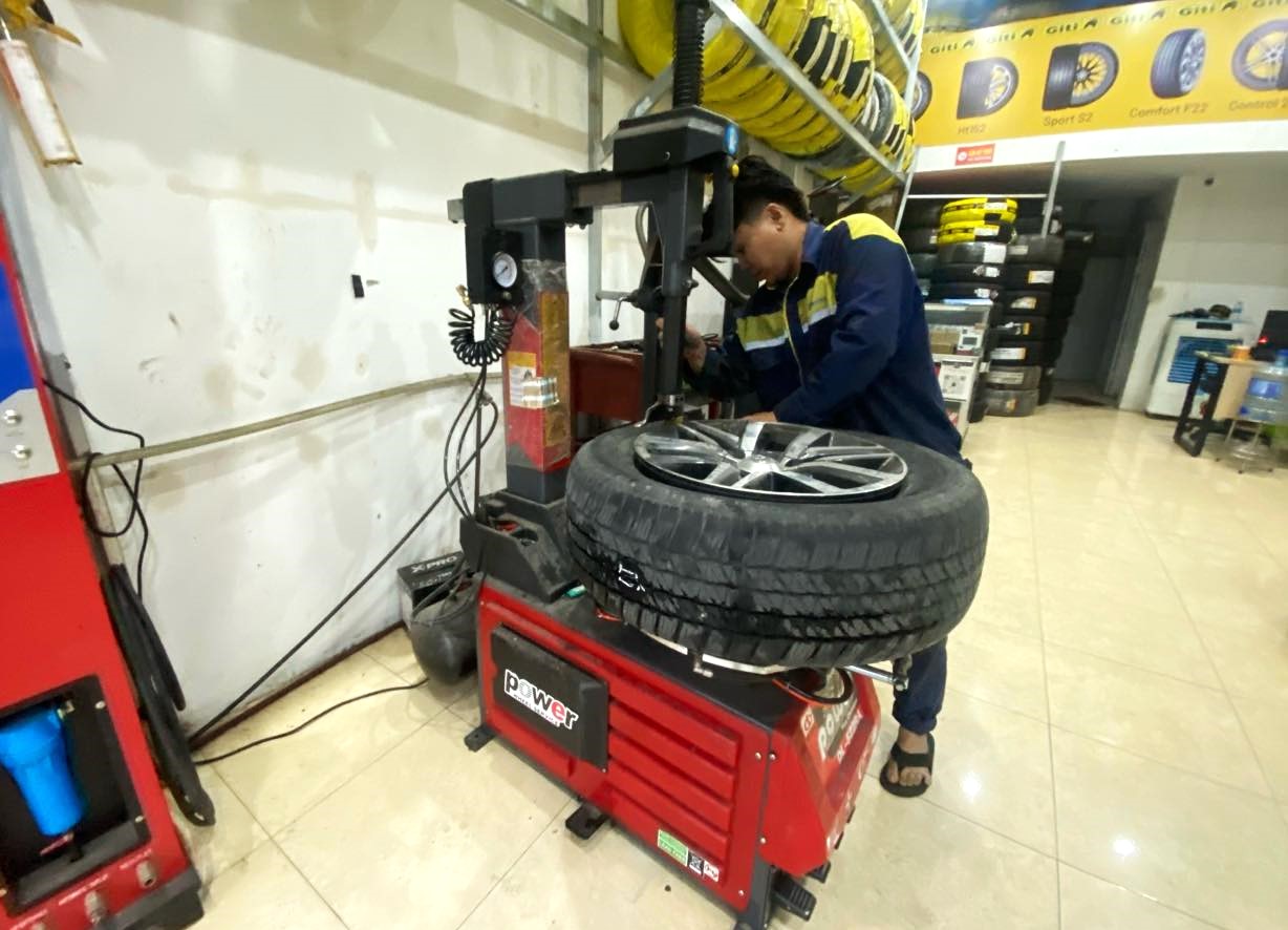 Vụ việc khiến nhiều người dân hoang mang, các chủ cơ sở sửa chữa lốp xe quanh khu vực cầu Thanh Trì cũng bị chỉ trích. (Ảnh: Thính giả cung cấp)