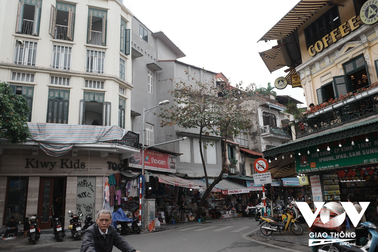 Thật khó để nói rằng, Hà Nội là thành phố Trung tâm, phát triển nhất cả nước khi nhìn vào cuộc sống của người đô thị trong những căn nhà như thế...
