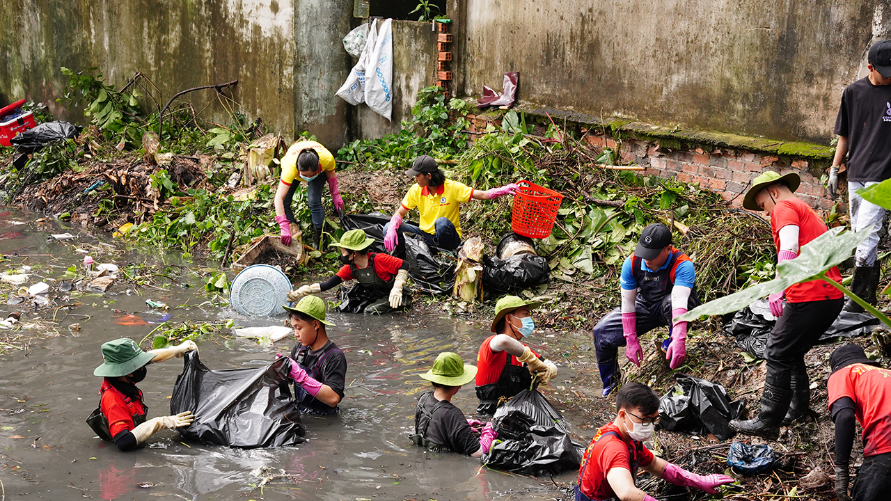 Nhóm tình nguyện bảo vệ môi trường Biên Hòa Xanh ra đời từ thực trạng rác bị xả thải ra đường phố, kênh mương quá bừa bãi và ô nhiễm