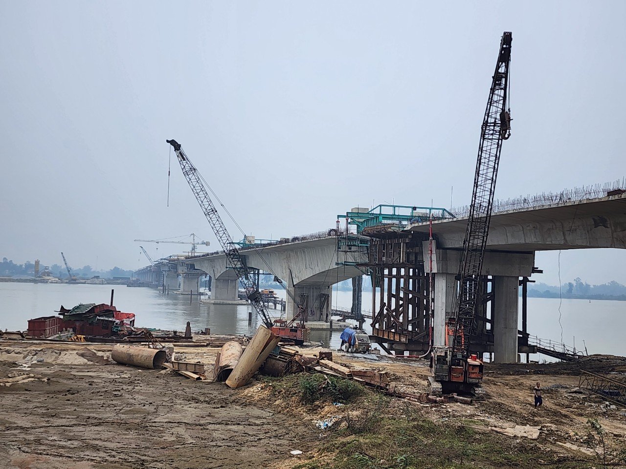 Cầu Hưng Đức dài 4.015m, là cây cầu dài nhất trên tuyến cao tốc Bắc Nam đã đạt hơn 88% giá trị sản lượng, dự kiến sẽ hoàn thành trước 2 tháng so với hợp đồng.