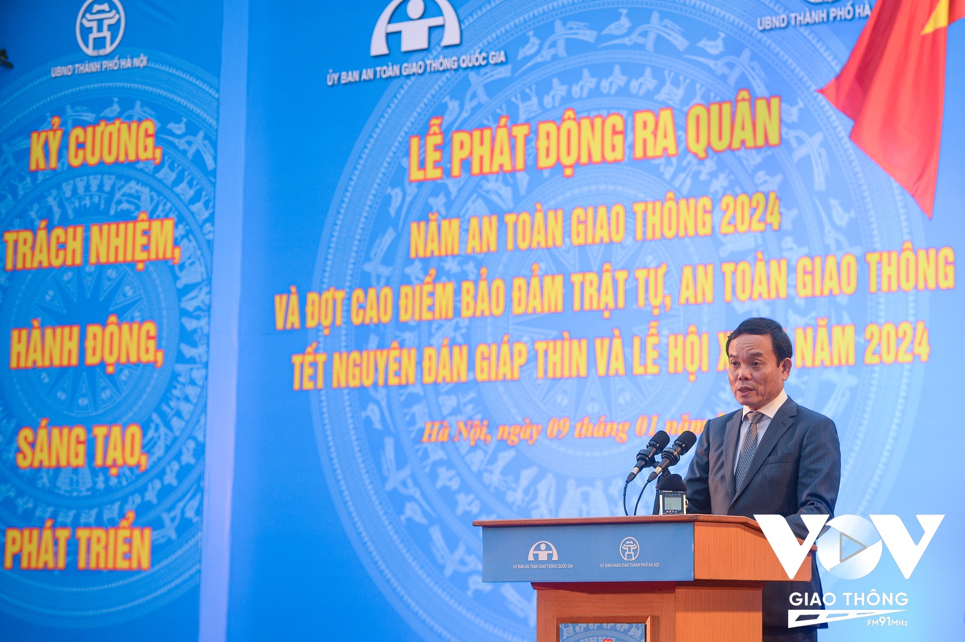 Phó Thủ tướng, Chủ tịch Uỷ ban ATGT Quốc gia - Trần Lưu Quang phát động tại Lễ ra quân