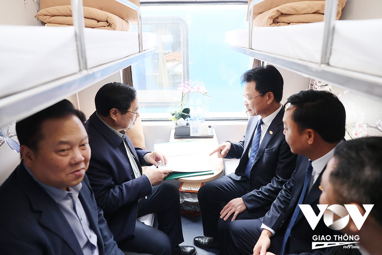 Thủ tướng Phạm Minh Chính trải nghiệm đoàn tàu chất lượng cao