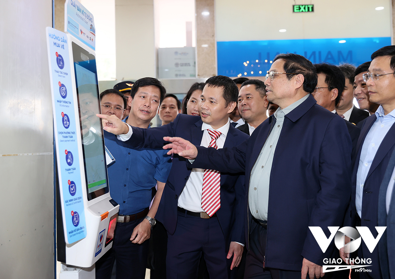 Thủ tướng Phạm Minh Chính trải nghiệm hệ thống bán vé tàu điện tử tại Ga Hà Nội