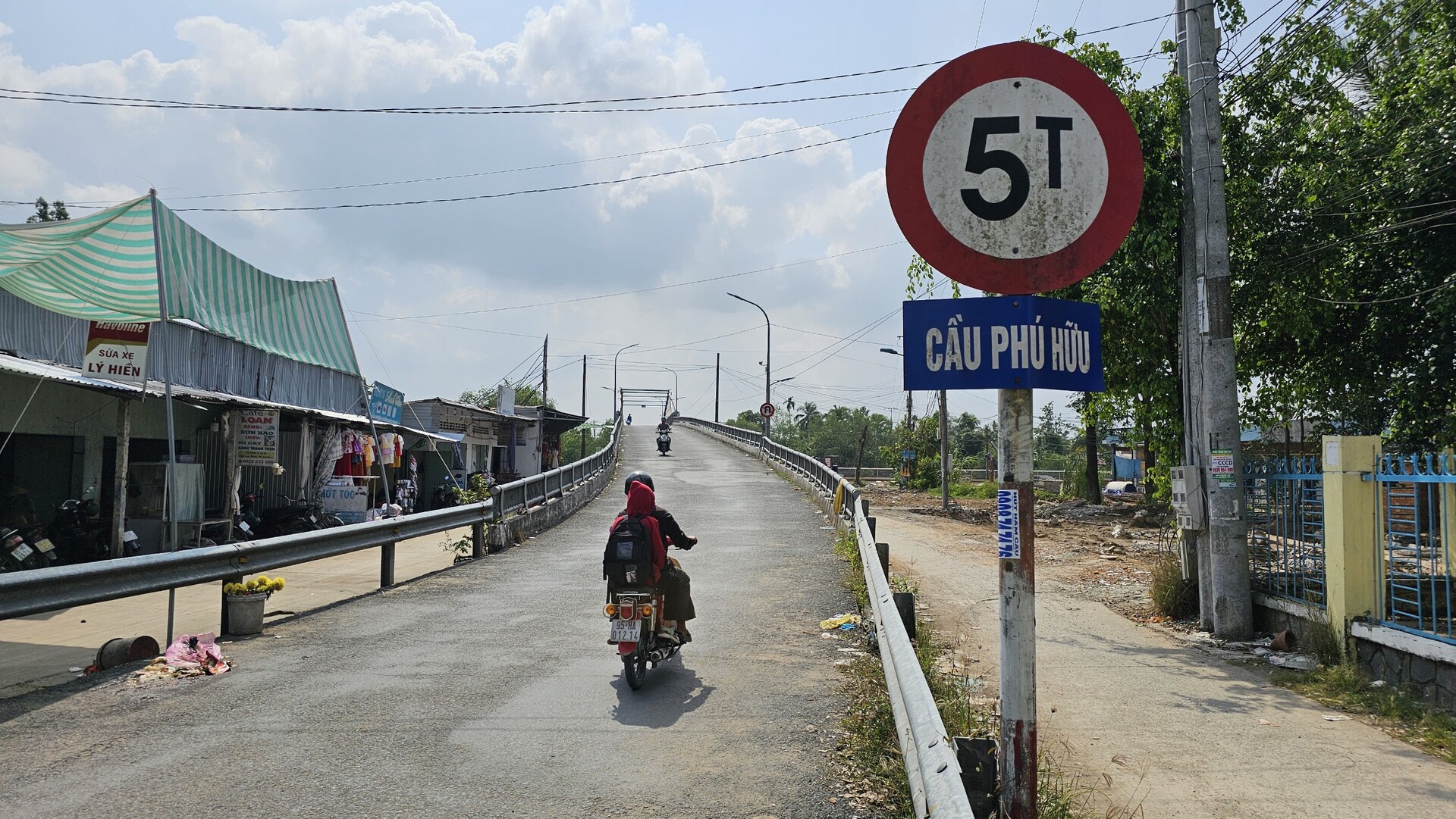 Ổ gà, ổ voi đầy rẫy, nắng thì bụi bay mù mịt, mưa thì động nước, bẫy người đi đường. Đó là những gì đang diễn ra tại tuyến đường Nguyễn Huệ nối dài, đoạn từ Cầu Bà Quyền đến cầu Sáu Thước