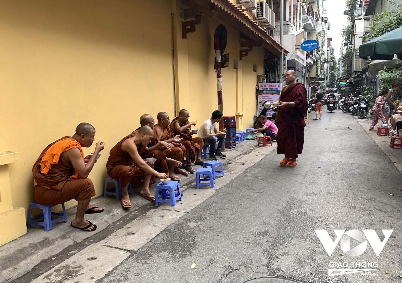 Hàng cháo nổi tiếng Ngõ Huyện, ai cũng muốn thử một lần