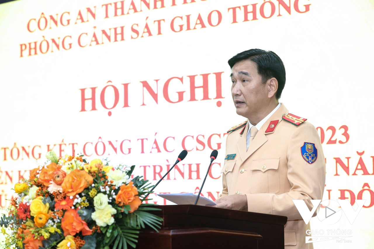 Đại tá Trần Đình Nghĩa, Trưởng Phòng CSGT, Công an TP. Hà Nội báo cáo tại hội nghị.
