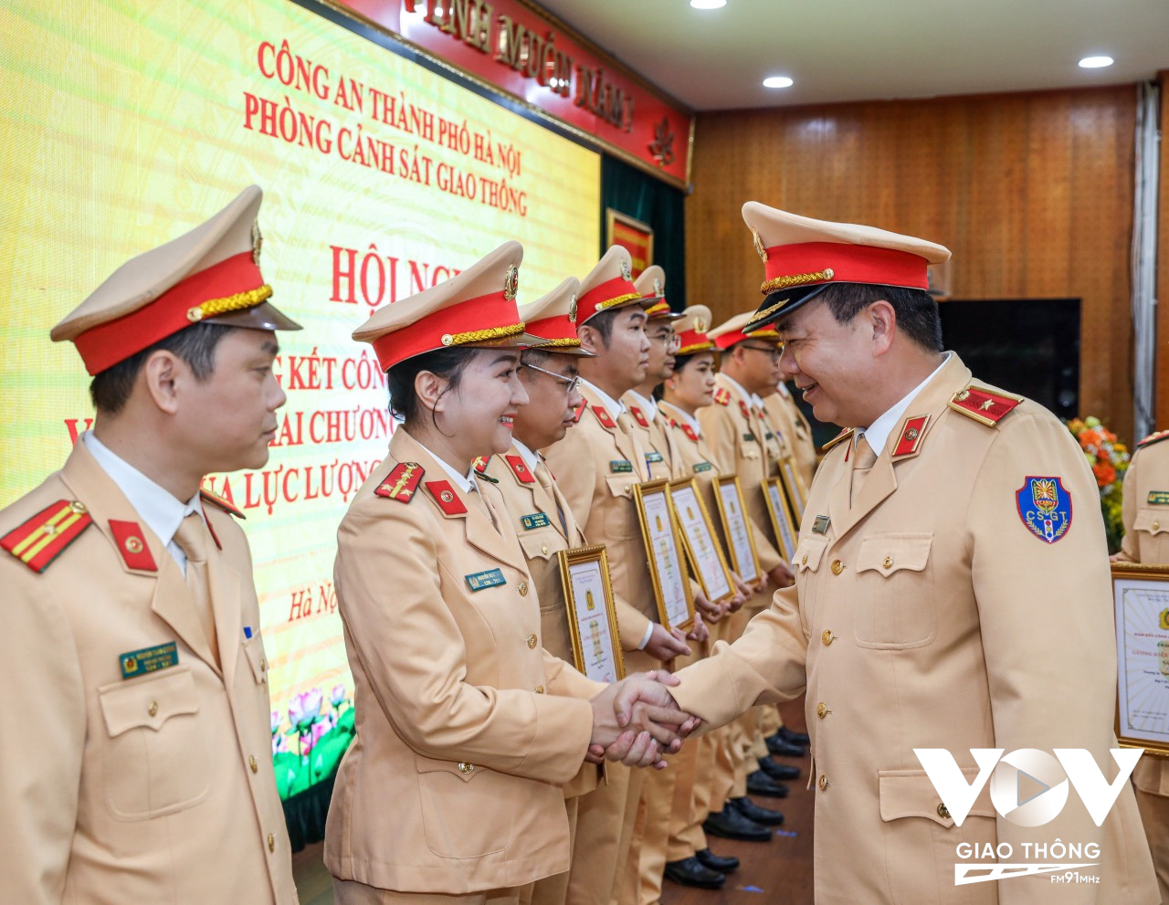 Thiếu tướng Nguyễn Văn Trung, Cục trưởng Cục CSGT tặng bằng khen cho nhiều tập thể, cá nhân có thành tích xuất sắc.