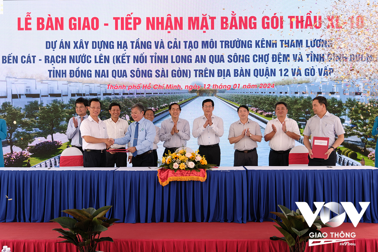 Sáng ngày 12/1 UBND Q.12 và Q.Gò Vấp (TP.HCM) tổ chức bàn giao mặt bằng gói thầu XL10 thuộc dự án cải tạo kênh Tham Lương - Bến Cát - rạch Nước Lên cho chủ đầu tư.