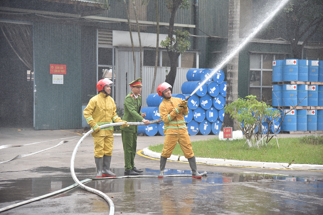 Một buổi tập huấn kỹ năng chữa cháy của đội PCCC cơ sở tại các doanh nghiệp trên địa bàn huyện Thanh Trì