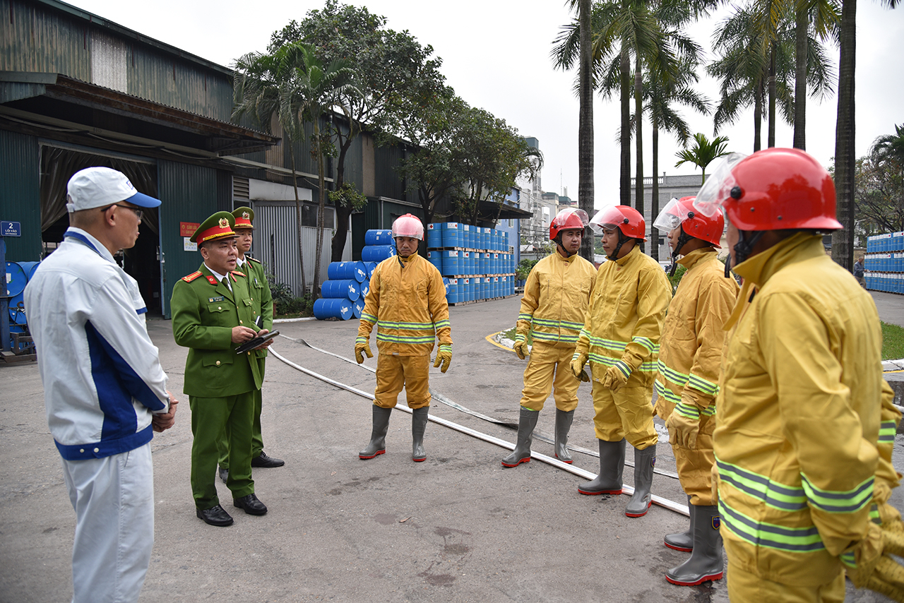 Đội Cảnh sát PCCC&CNCH Công an huyện Thanh Trì đã và đang triển khai đợt cao điểm kiểm tra, xử lý vi phạm, đảm bảo an toàn PCCC và CNCH trong mùa hanh khô và Tết Nguyên đán Giáp Thìn