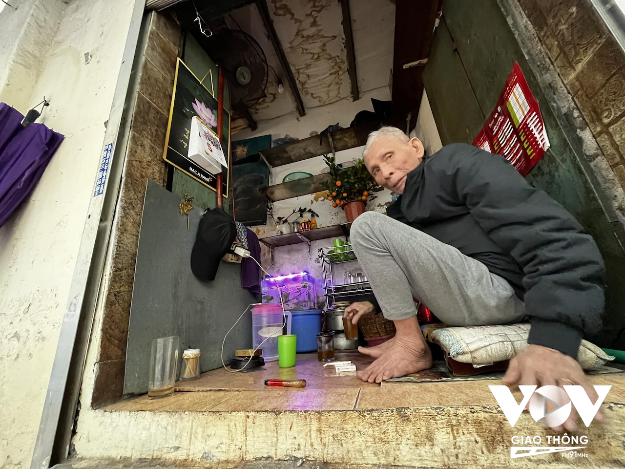 Cụ ông tận dụng một góc căn nhà trên phố Yên Ninh làm quán bán trà như niềm vui lúc tuổi già...