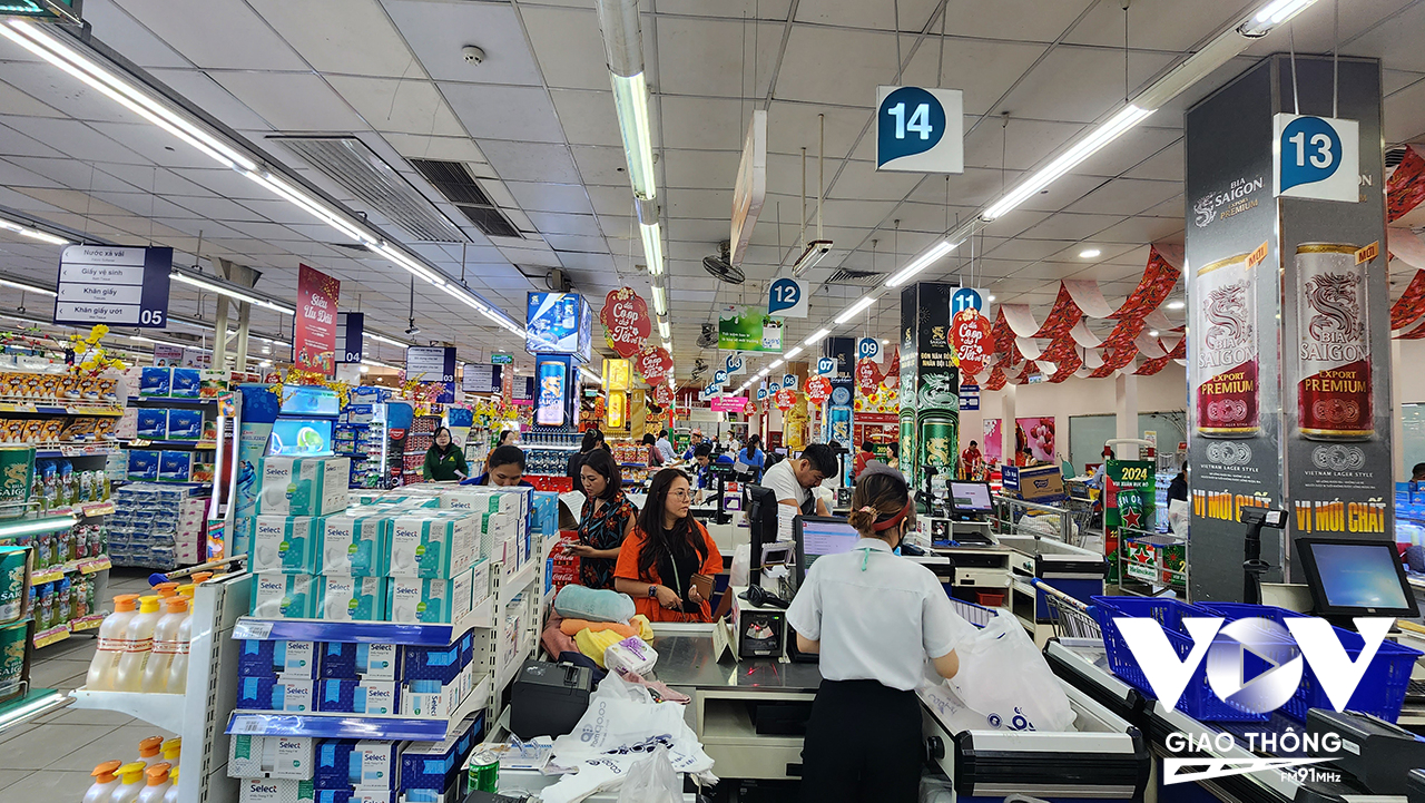 Không khí mua sắm tại siêu thị Co.op mart Nguyễn Đình Chiểu, quận 3, TP.HCM