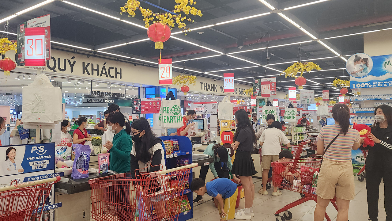 Người dân sếp hàng chờ thanh toán tại siêu thị Lotte mart, quân 7, TP.HCM